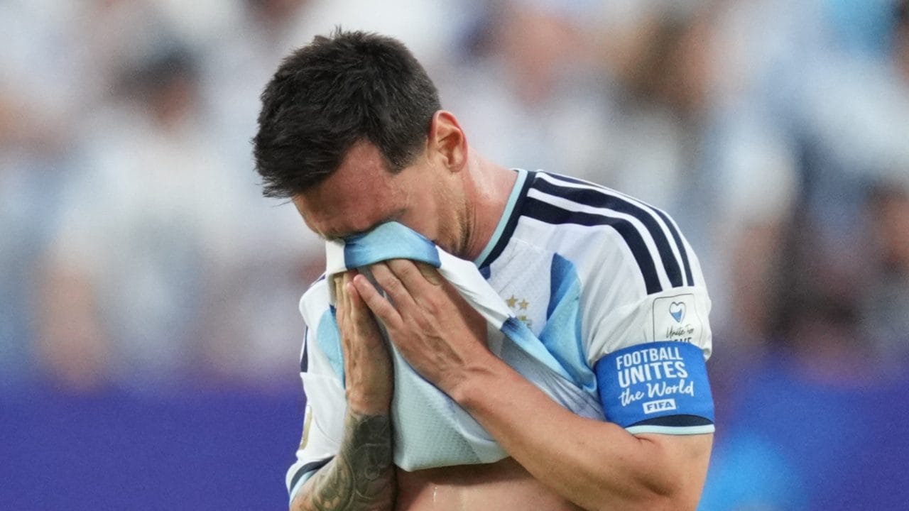 Le lacrime di Leo Messi ai Mondiali per il padre Jorge: "Ha un problema di salute piuttosto grave"