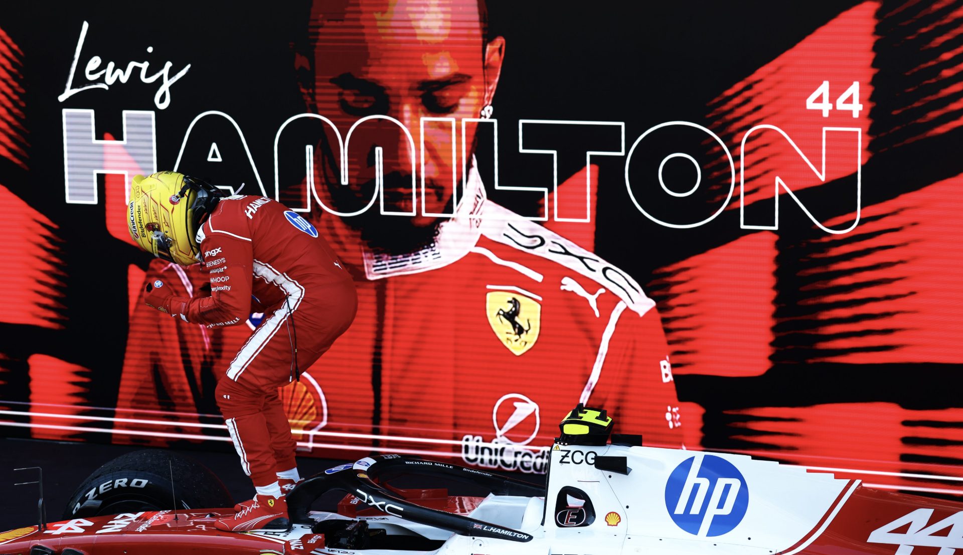 Lewis Hamilton nel momento in cui esce della Ferrari SF–26 e celebra la sua vittoria a Barcellona.