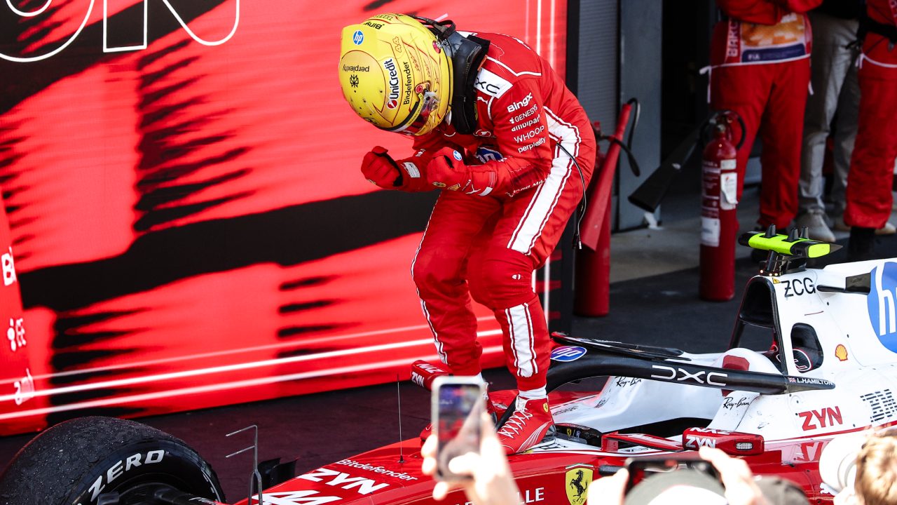 Lewis Hamilton vuole cambiare il cuore della Ferrari: "Prima o poi farò tornare l'abitacolo rosso"