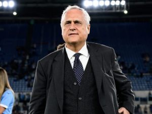 La Lazio vola in Borsa, le voci sulla cessione e u