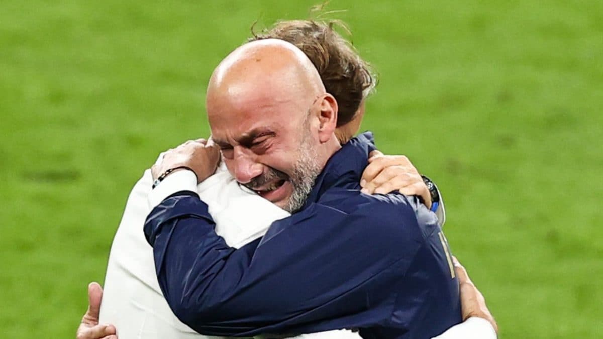 L’abbraccio tra Roberto Mancini e Gianluca Vialli dopo la vittoria di Euro 2021.