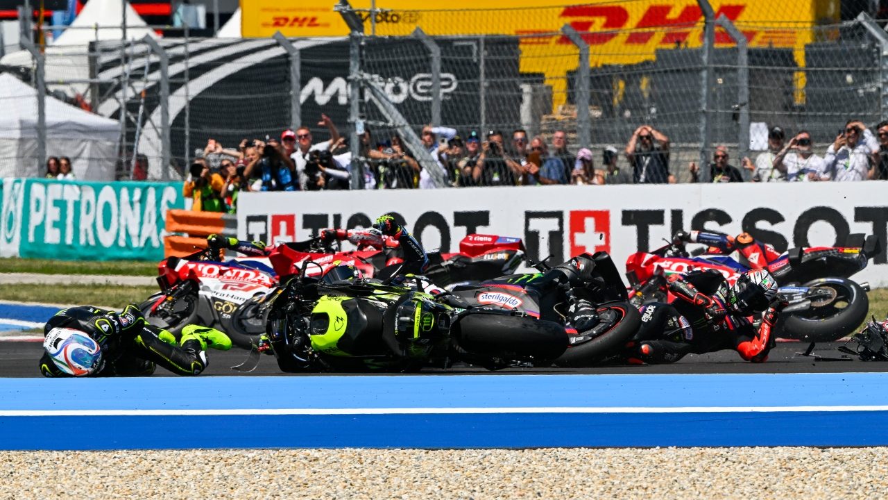 Jorge Martin punito dalla MotoGP dopo l'incidente con Bezzecchi in Ungheria: come stanno i piloti