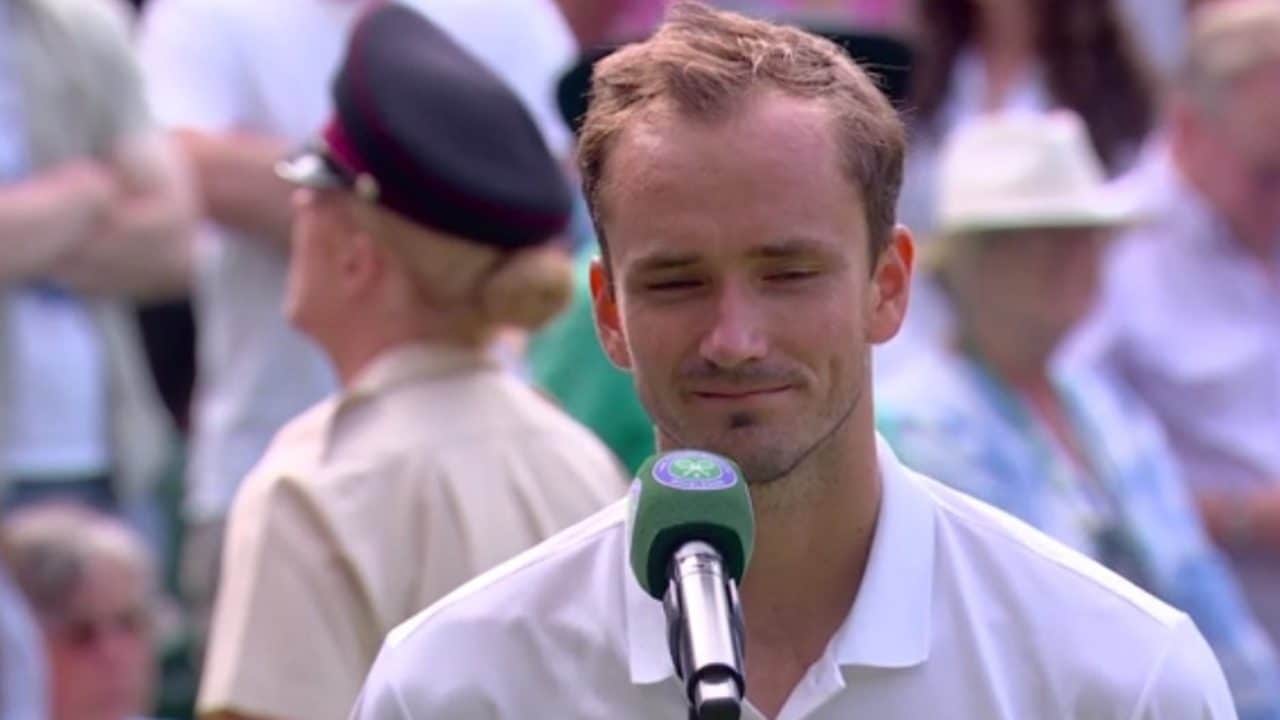Medvedev sorride e sfotte i tifosi a Wimbledon: "Sono felice di aver reso questo match poco emozionante"