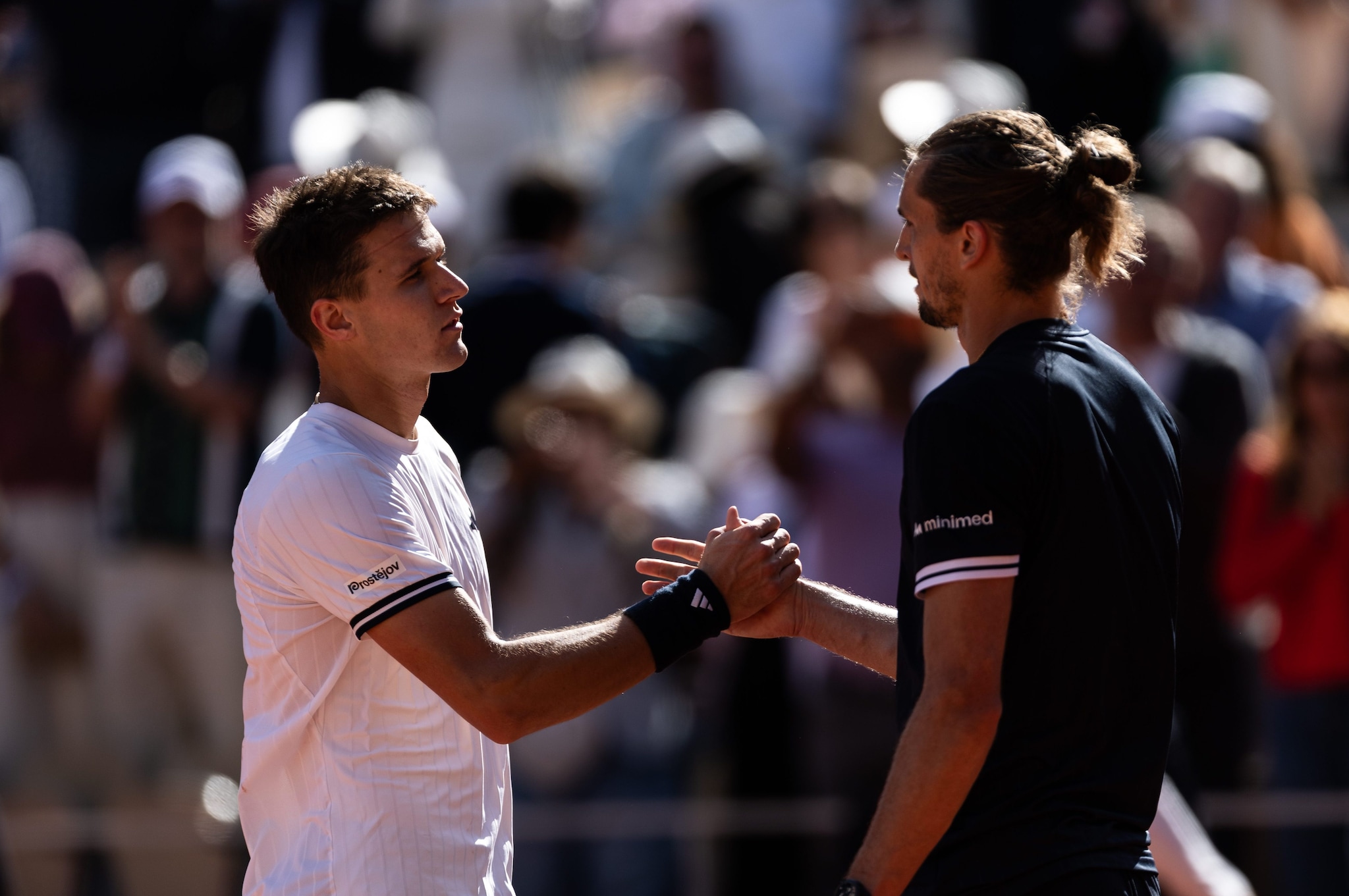Jakub Mensik dà la mano ad Alexander Zverev dopo la semifinale persa al Roland Garros