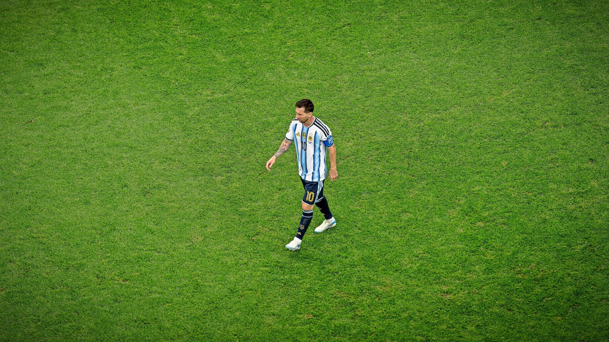 Lo strano caso di Messi, il calciatore più decisivo dei Mondiali 2026 che in campo cammina (e scruta)