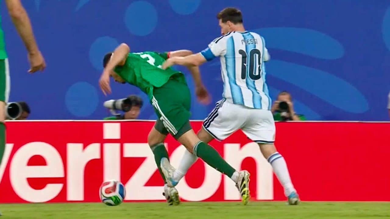 Leo Messi spaziale, tripletta e lacrime ai Mondiali. Ma Marciniak lo salva da un’espulsione solare