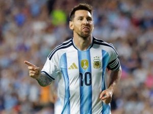 Messi show in 119 secondi: rigore, gol e record. L