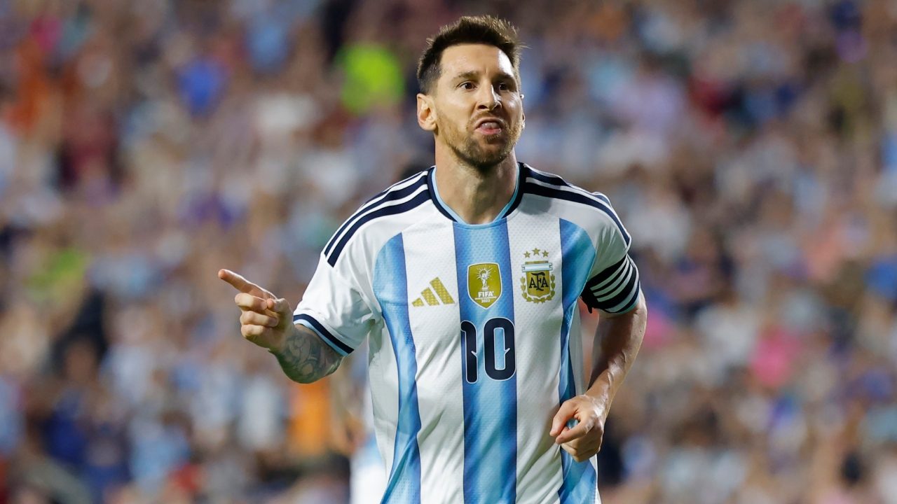 Messi show in 119 secondi: rigore, gol e record. L’Argentina corre verso i Mondiali 2026