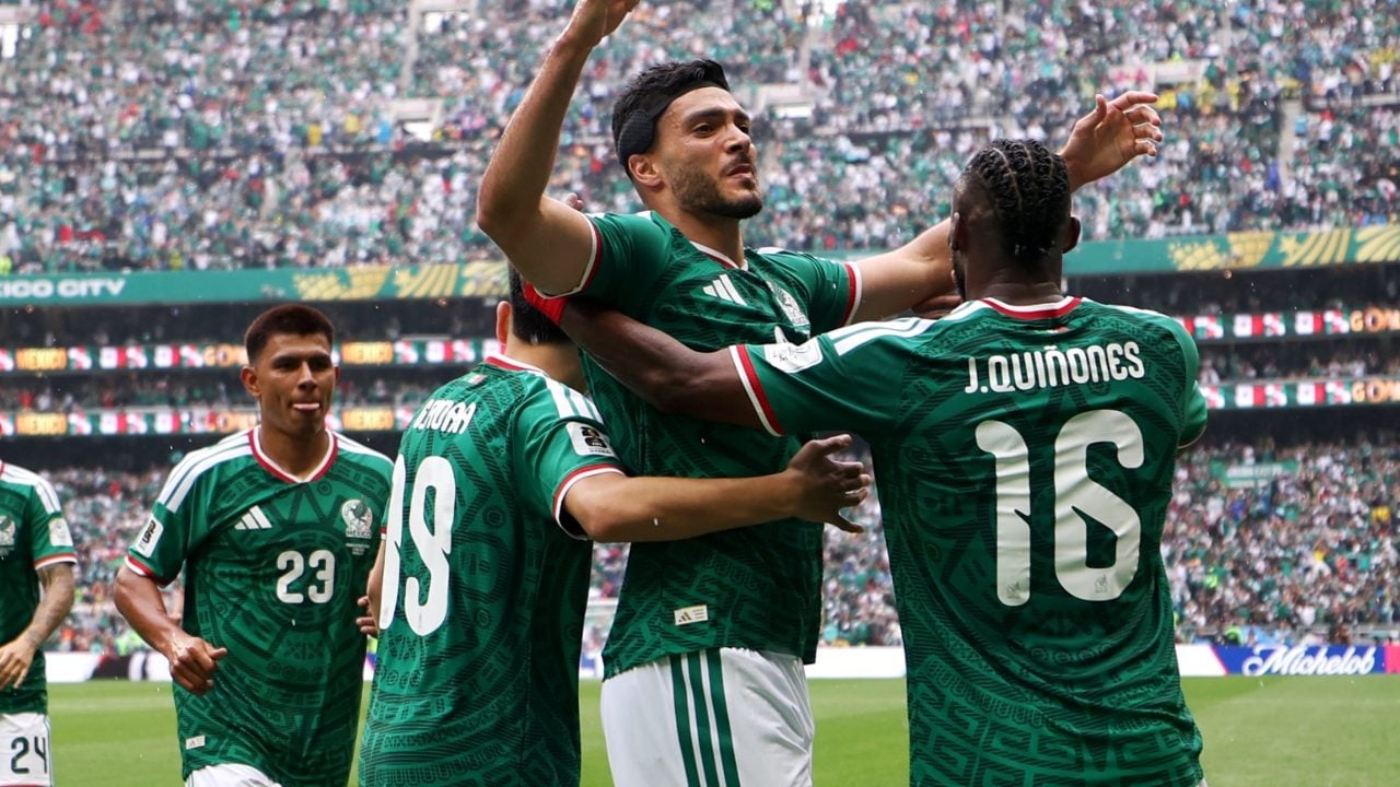 Il Messico batte il Sudafrica nella prima partita dei Mondiali: finisce con tre espulsioni all'Azteca