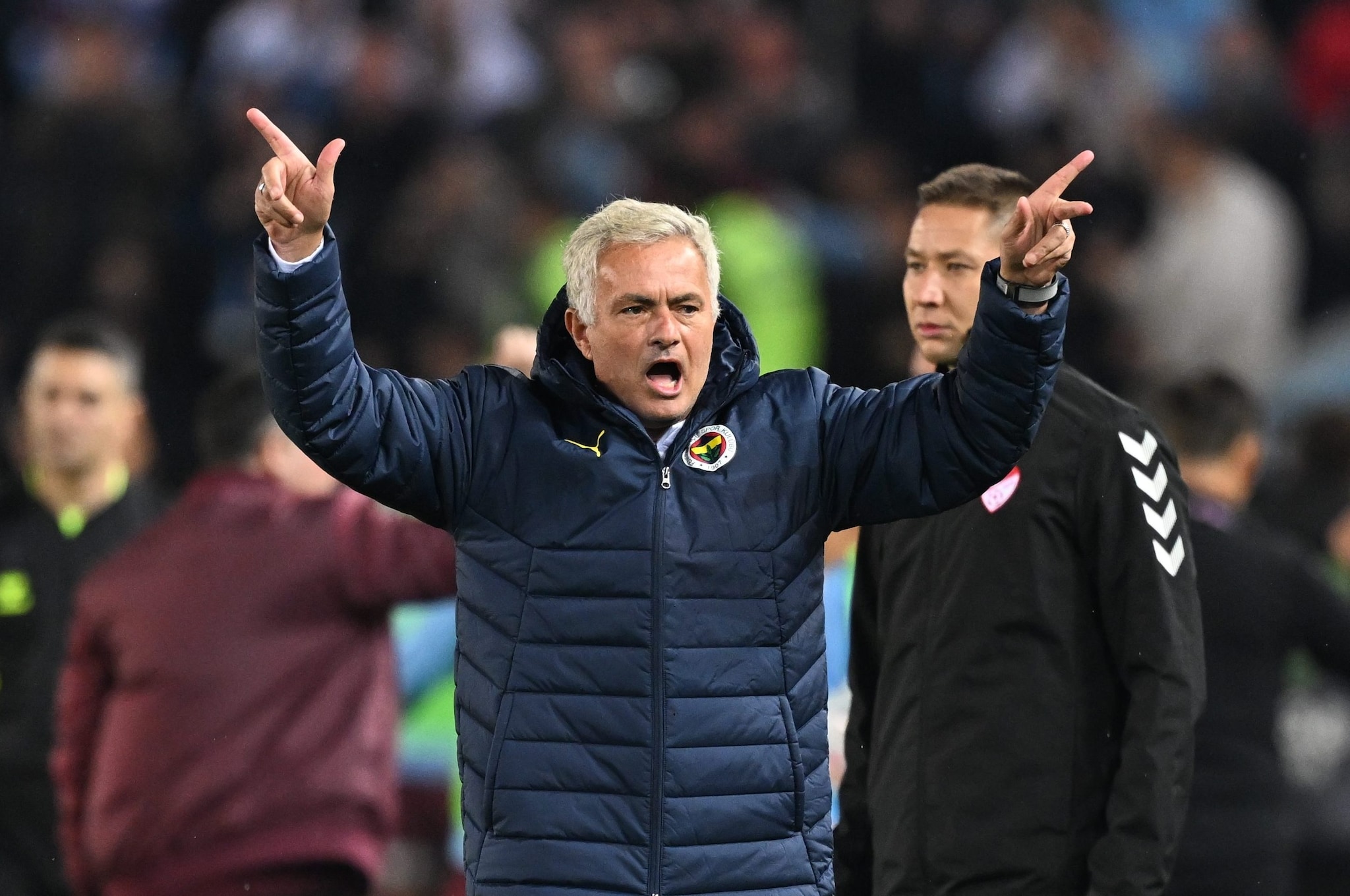 Mourinho esulta dopo la vittoria in pieno recupero del Fenerbahce in casa del Trabzonspor