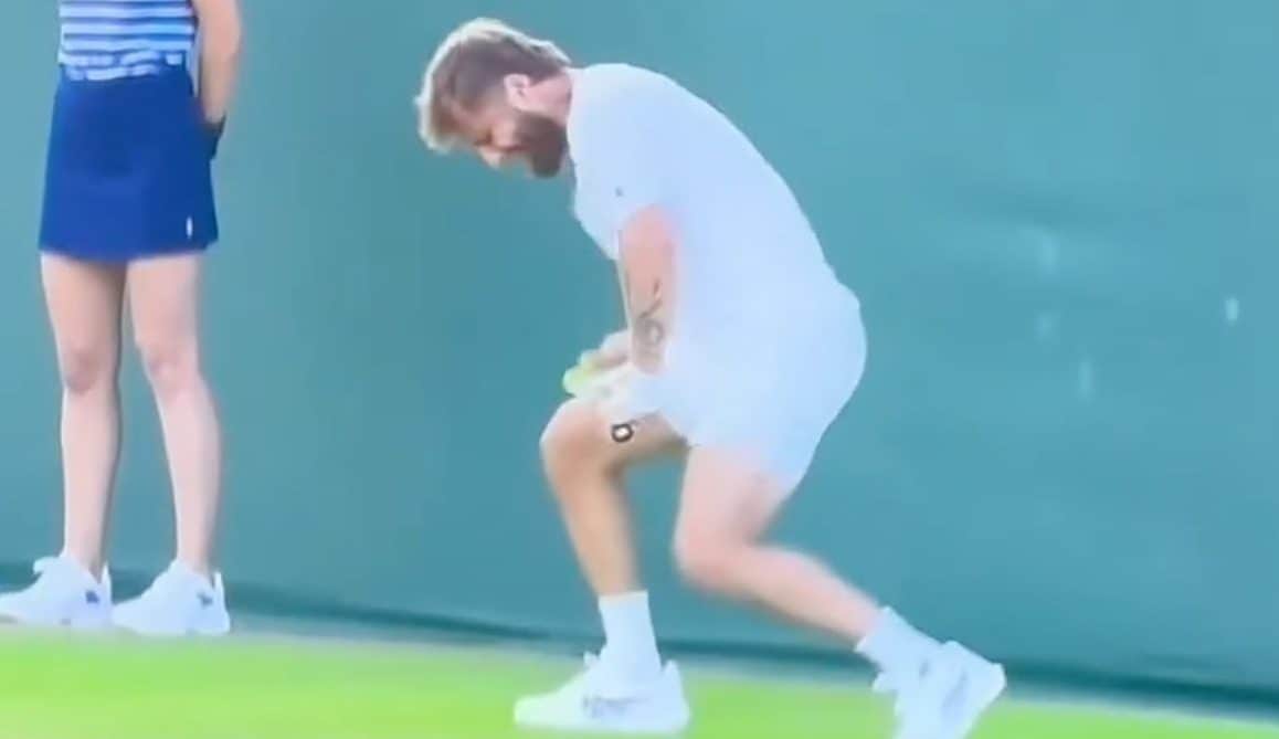 Moutet ha un raptus di rabbia a Wimbledon, la scena è comica: la racchetta non si spezza