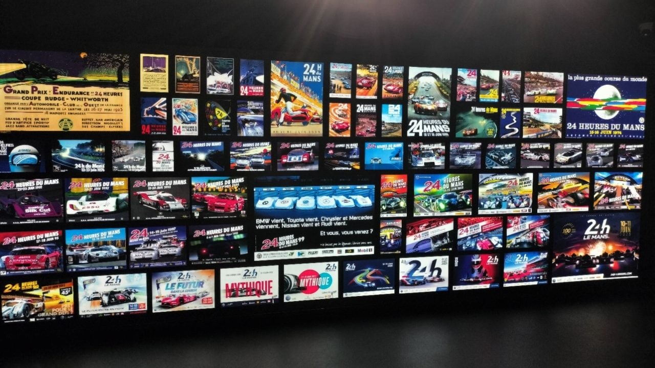 La parete dei manifesti storici nel museo della 24 Ore di Le Mans racconta un secolo di endurance