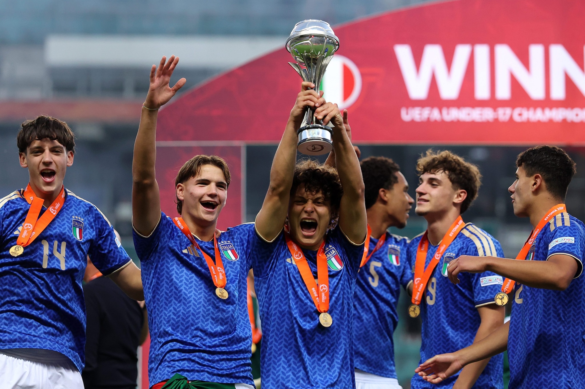 Jacopo Landi solleva il trofeo dopo la vittoria in finale contro il Belgio.