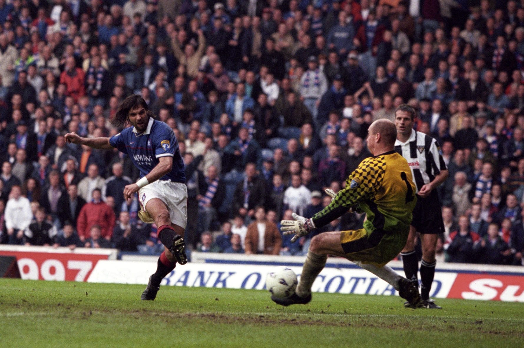 Marco Negri mentre realizza un gol con i Rangers.