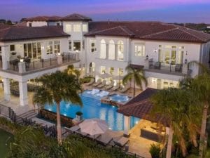 La villa da 5 milioni presa in affitto dalla compagna di Neymar per i Mondiali: ci sono 13 camere da letto
