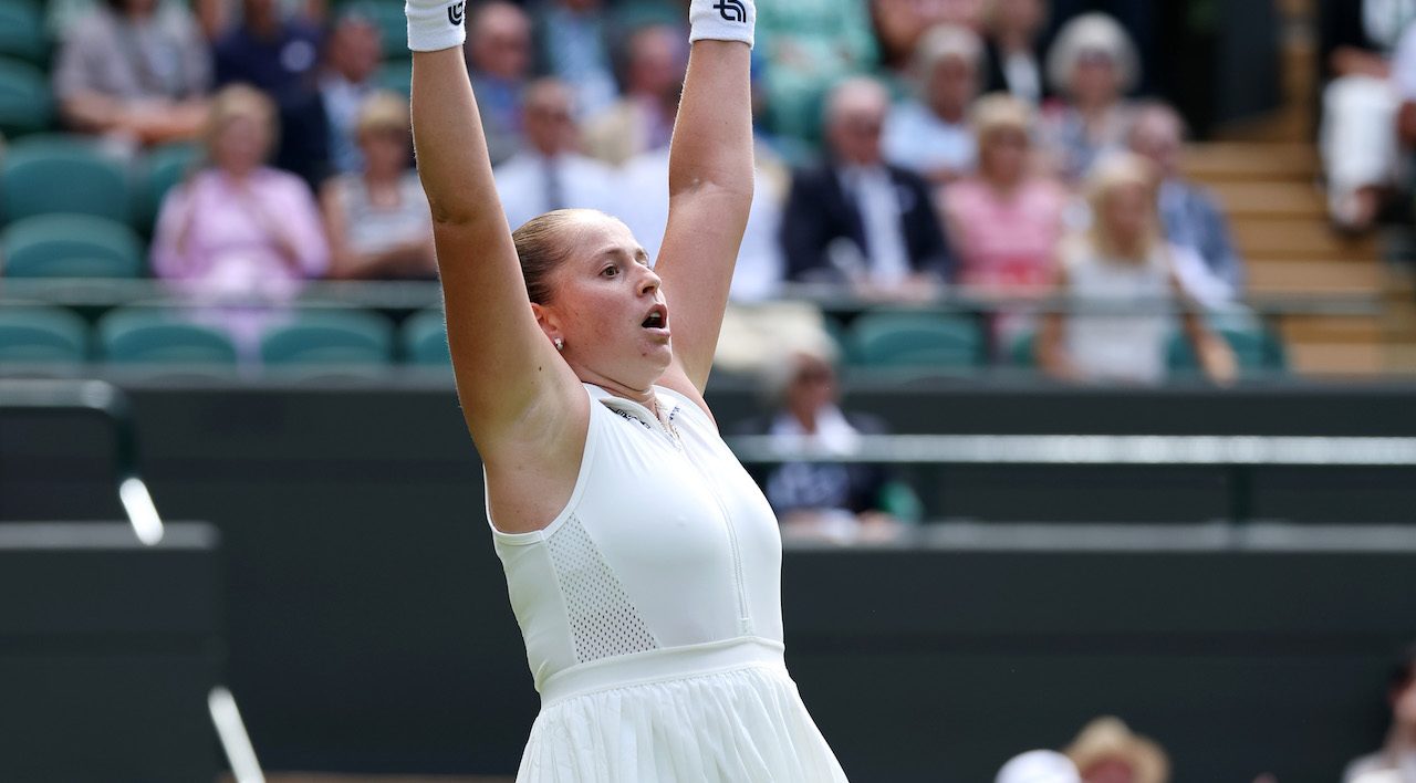Ostapenko sfida e provoca il pubblico di Wimbledon. Navratilova: "Ma perché fa tutto questo?"