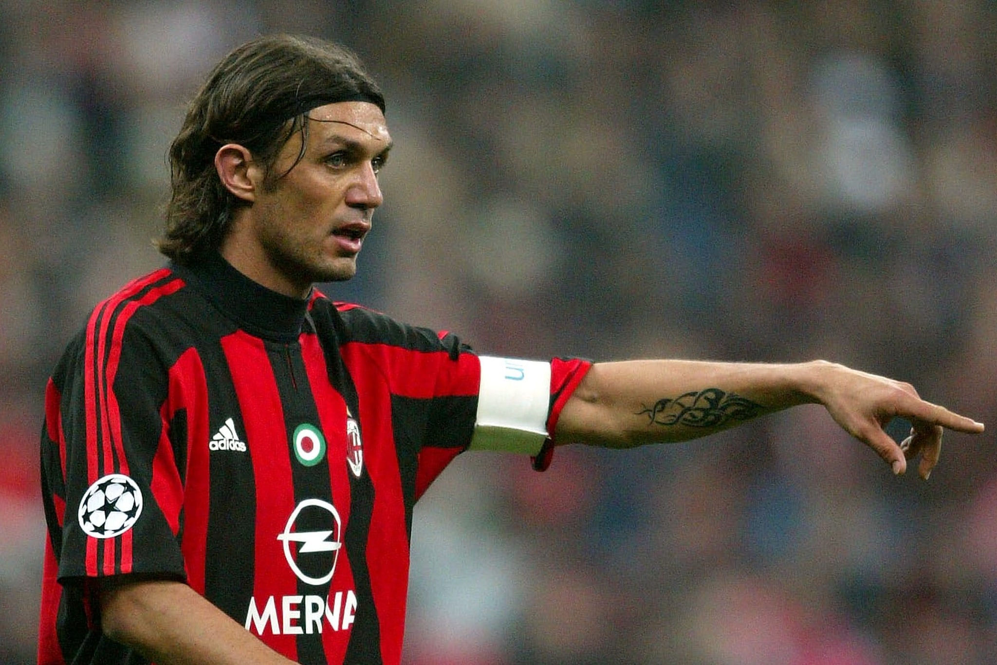 Paolo Maldini con la fascia di capitano del Milan: è una leggenda del calcio mondiale