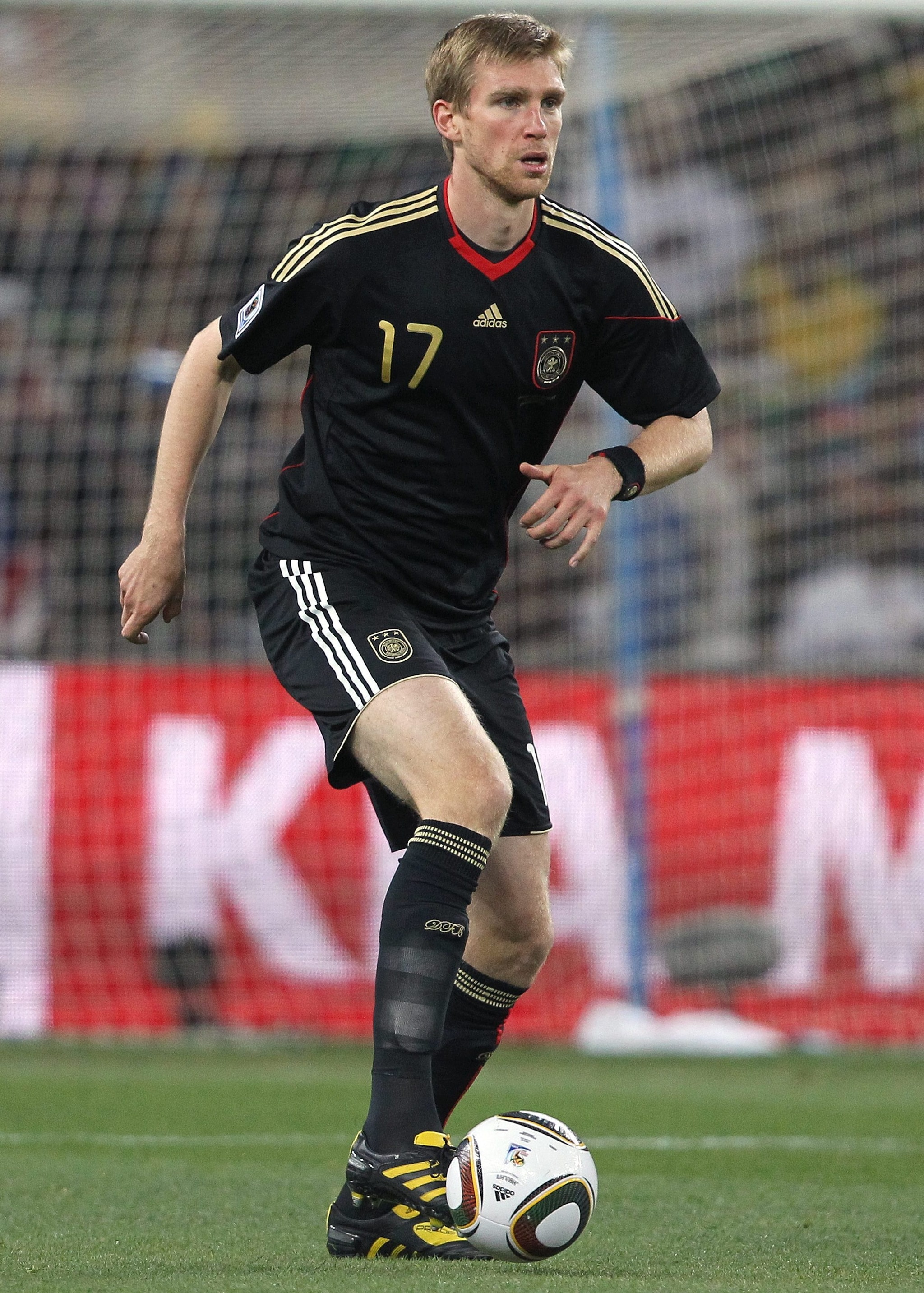 Per Mertesacker è l’ex calciatore della Germania e dell’Arsenal.
