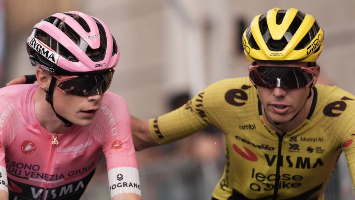 Davide Piganzoli con capitan Vingegaard tinto di rosa nell’ultimo Giro d’Italia