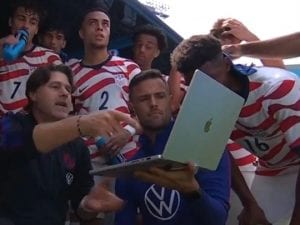 Pochettino mostra il pc ai giocatori durante la partita, ma ai Mondiali potrebbe essere vietato