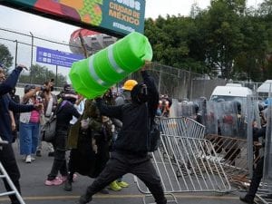 Scontri fuori dallo Stadio Azteca tra manifestanti