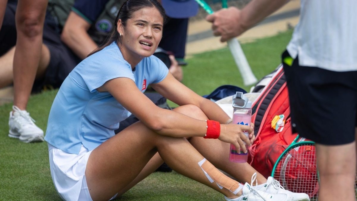 Emma Raducanu ha annunciato il ritiro alla vigilia di Wimbledon per una frattura da stress.
