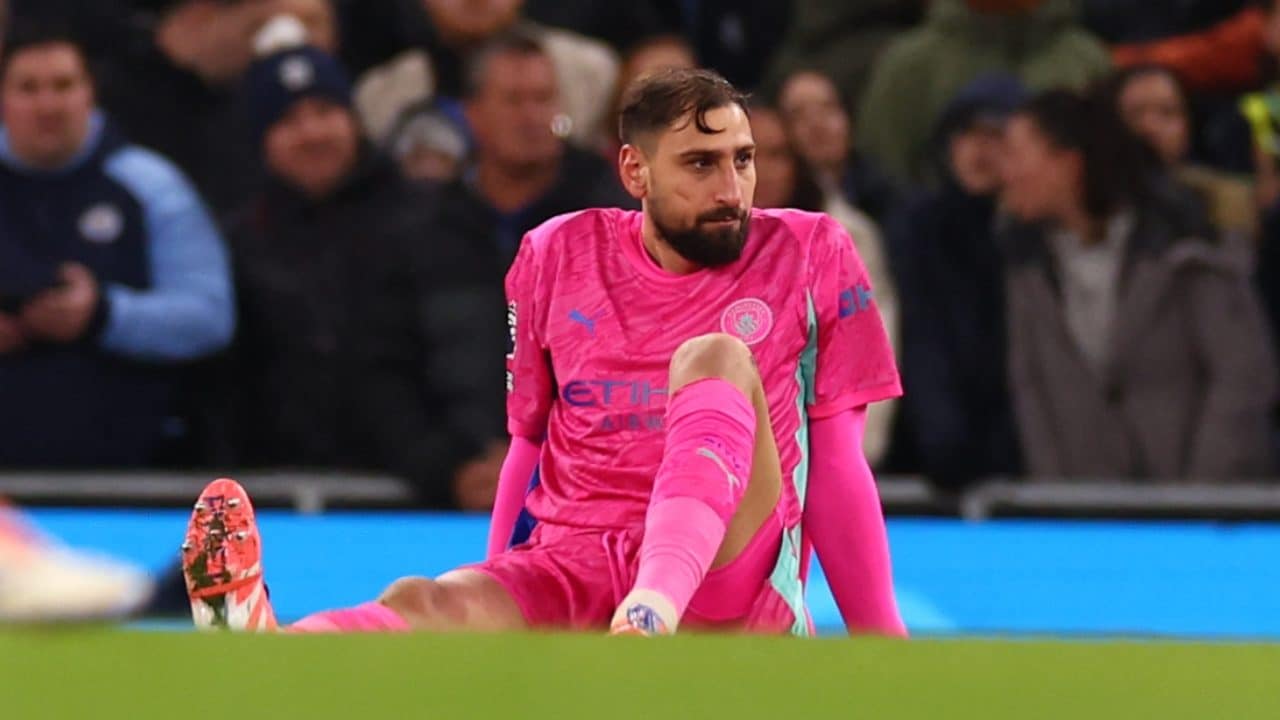 Nuova regola nel calcio, il trucchetto usato da Donnarumma e Guardiola sarà vietato ai Mondiali