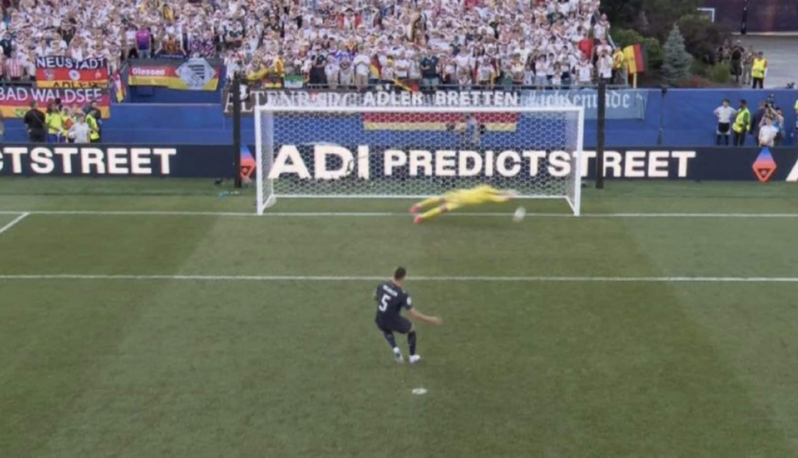 Il tiro di Balbuena parato da Manuel Neuer.