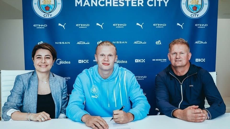 Erling Haaland insieme alla sua agente Rafaela Pimenta e al padre Alfie Haaland