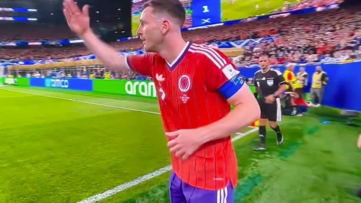 Andy Robertson della Scozia aggira la regola dei cinque secondi sulle rimesse laterali.