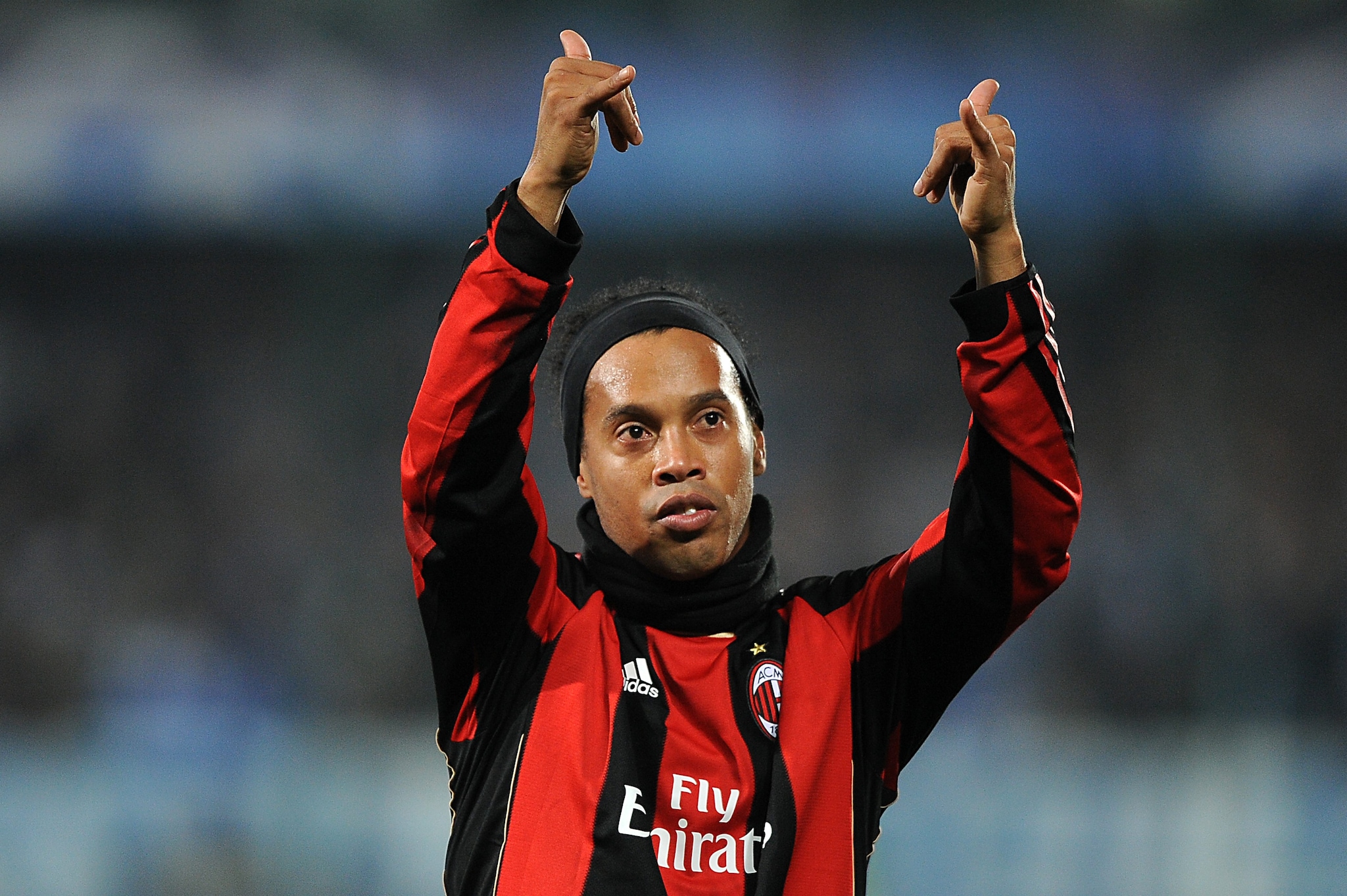 Ronaldinho con la maglia del Milan.
