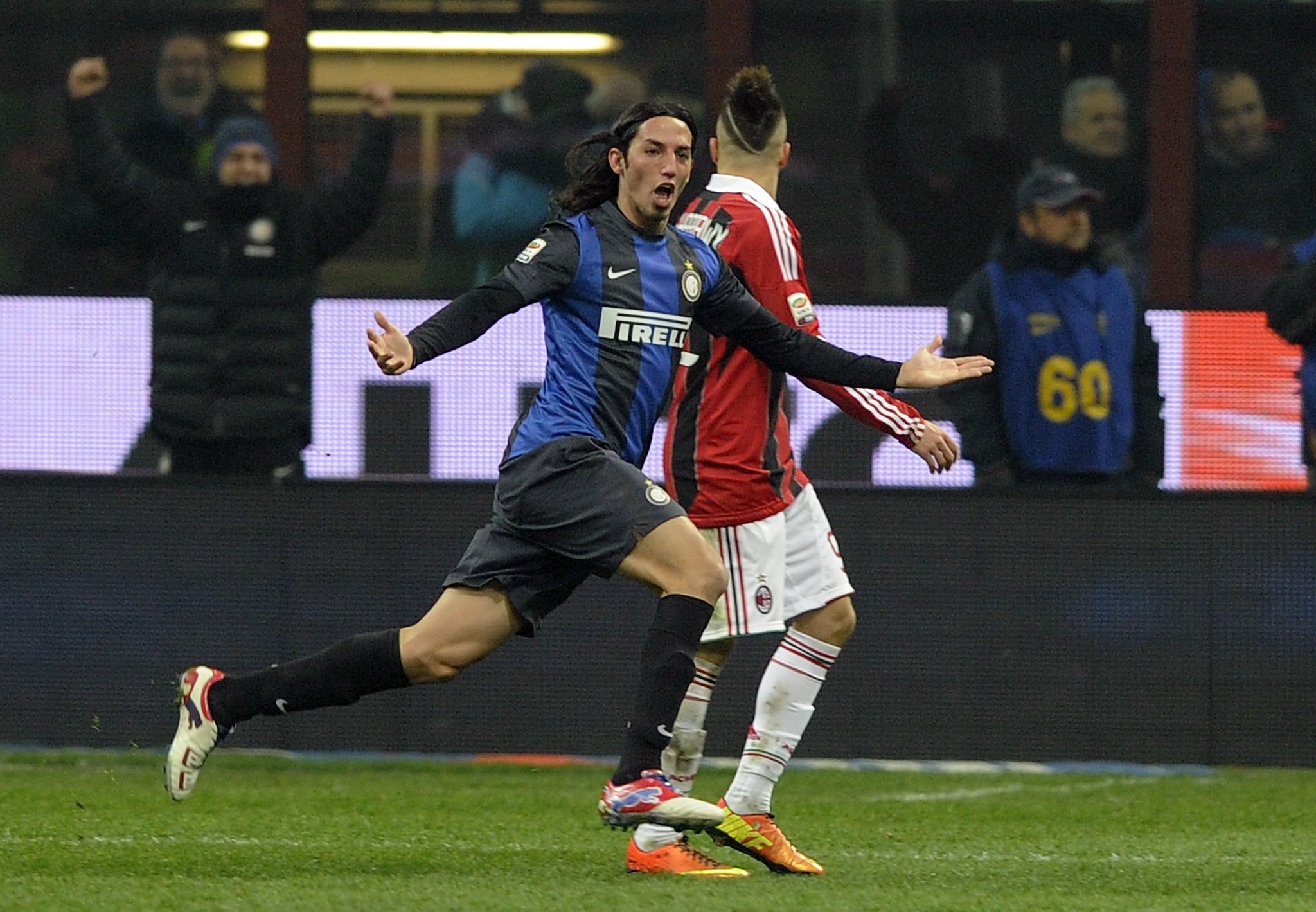 L’esultanza di Schelotto dopo il gol al Milan nel derby.