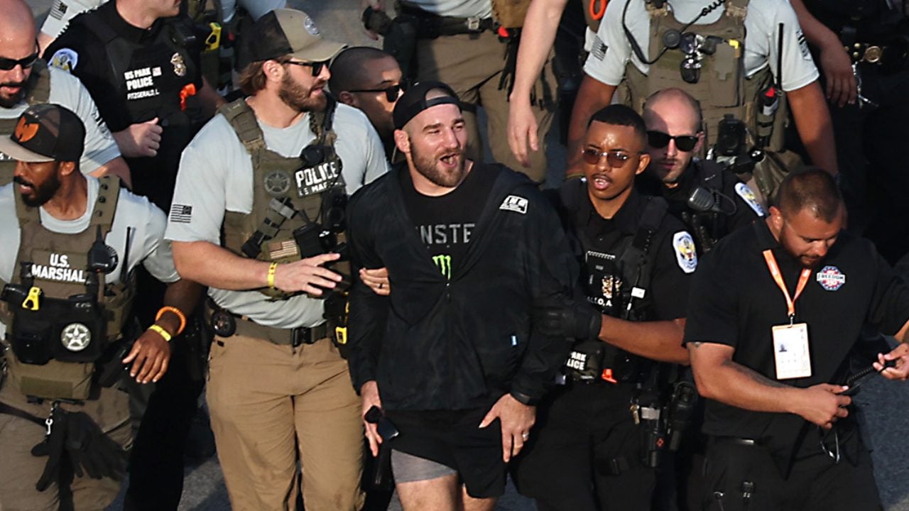 Sean Strickland accerchiato dalla polizia e portato via dopo essere entrato di nascosto all'evento UFC alla Casa Bianca