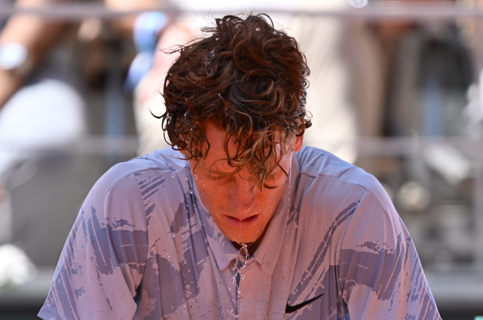 Jannik Sinner distrutto durante il match perso con Cerundolo al Roland Garros