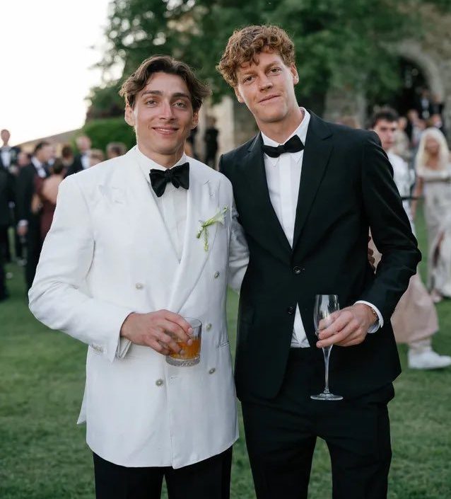 Duplantis e Sinner durante la cerimonia di nozze.