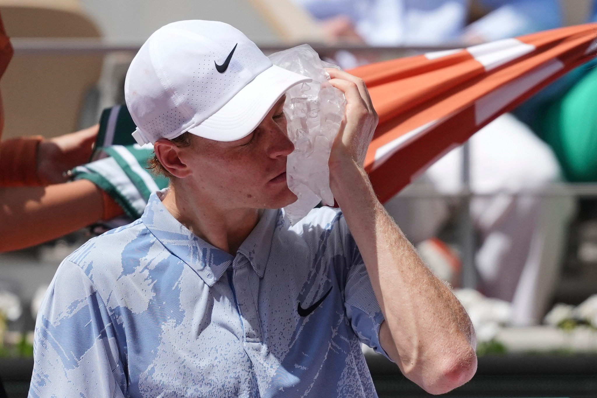 Jannik Sinner durante la partita del Roland Garros con Cerundolo.