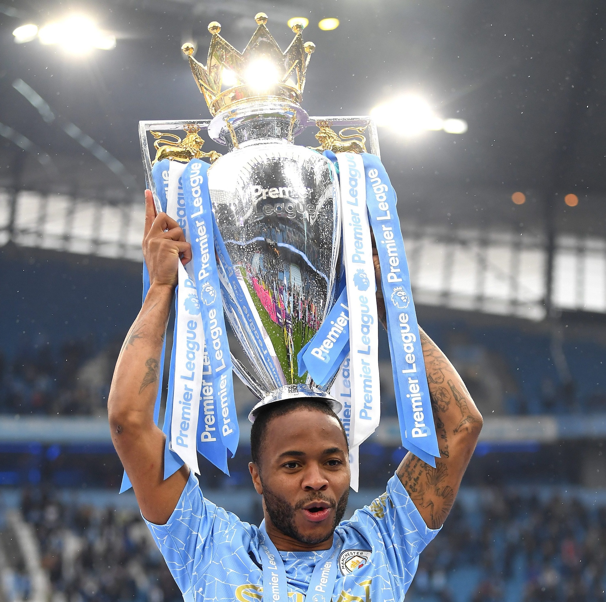 Raheem Sterling col trofeo della Premier League vinto col Manchester City nel 2021