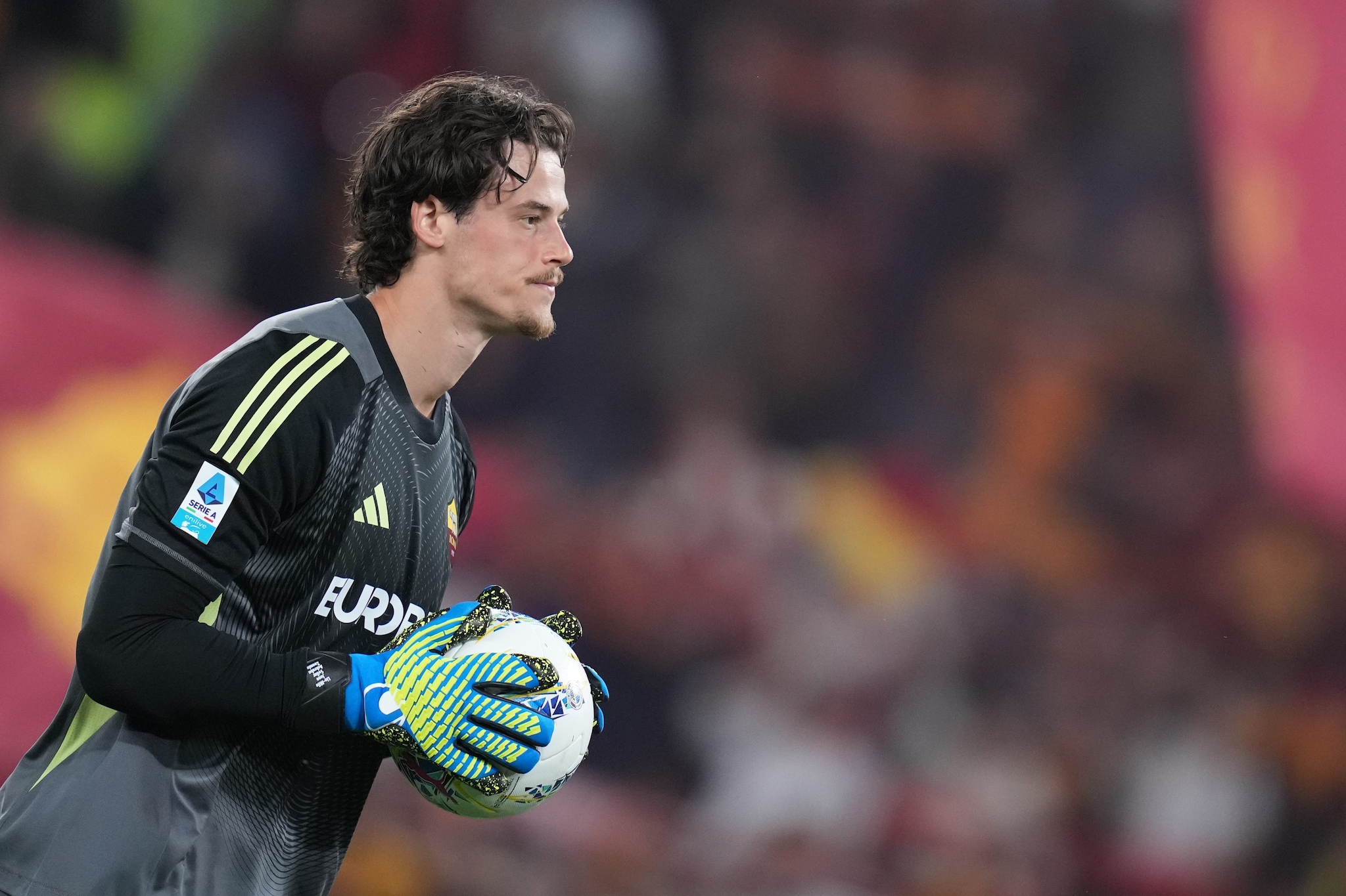 Calciomercato, news di oggi in diretta: Palestra-Chelsea è fatta, Juve su Svilar e Kolo Muani. Nico Paz tra Como e Real