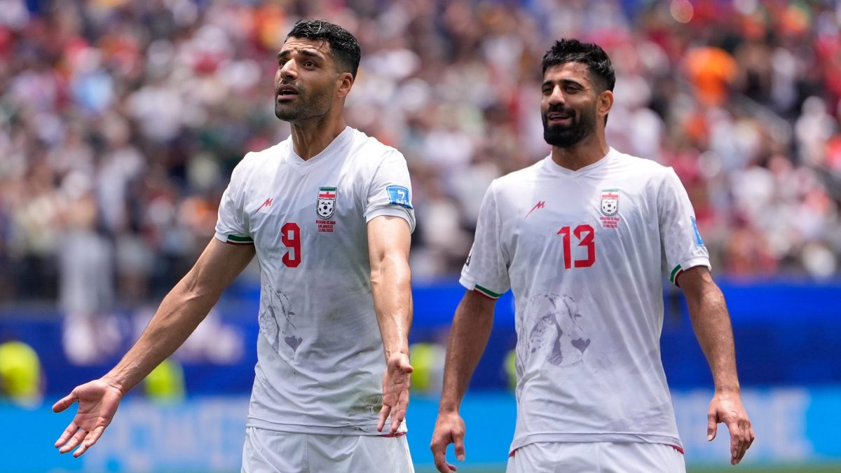 Mehdi Taremi e l’Iran bloccati in aeroporto prima della partenza verso Seattle.