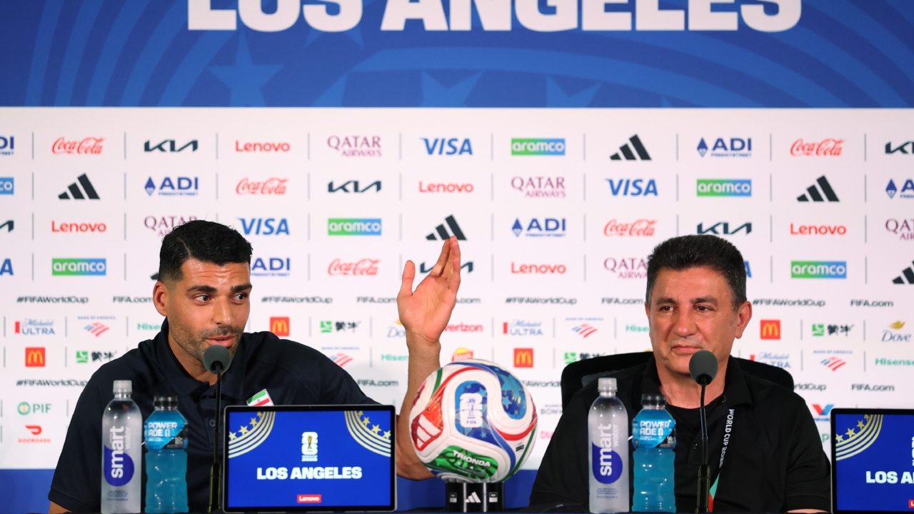 Taremi e il CT dell’Iran, Amir Ghalenoei, in conferenza stampa.