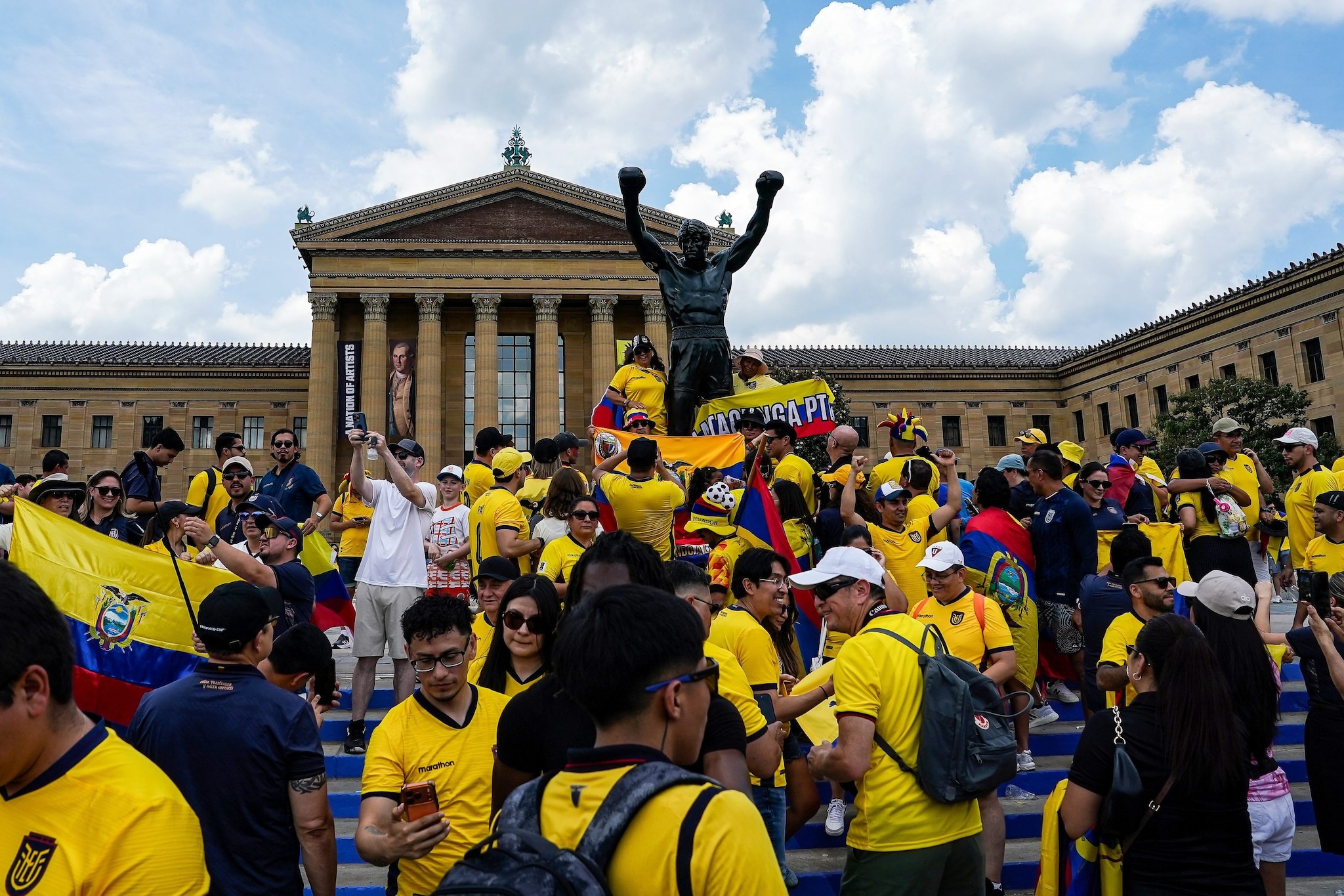 I tifosi dell’Ecuador attorno alla statua di Rocky a Philadelphia