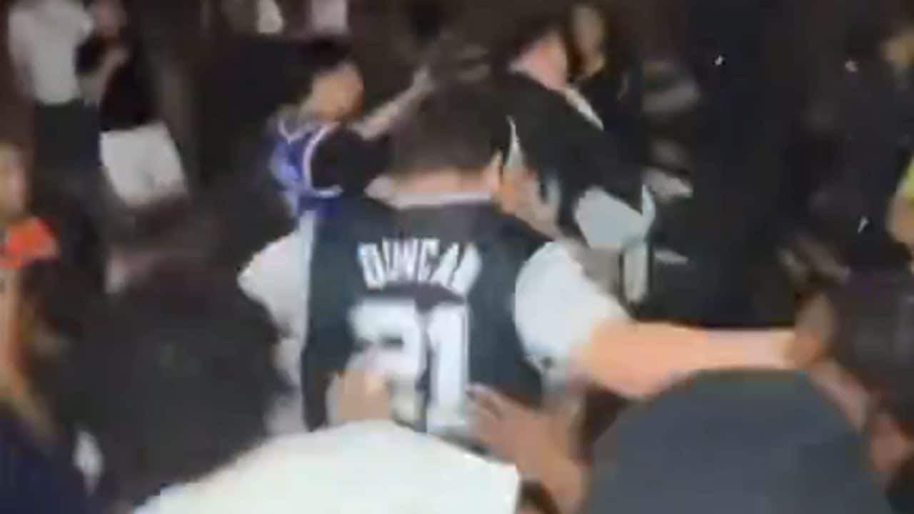 Il basket NBA scopre la violenza dei tifosi come nel calcio: sostenitori di San Antonio picchiati a New York