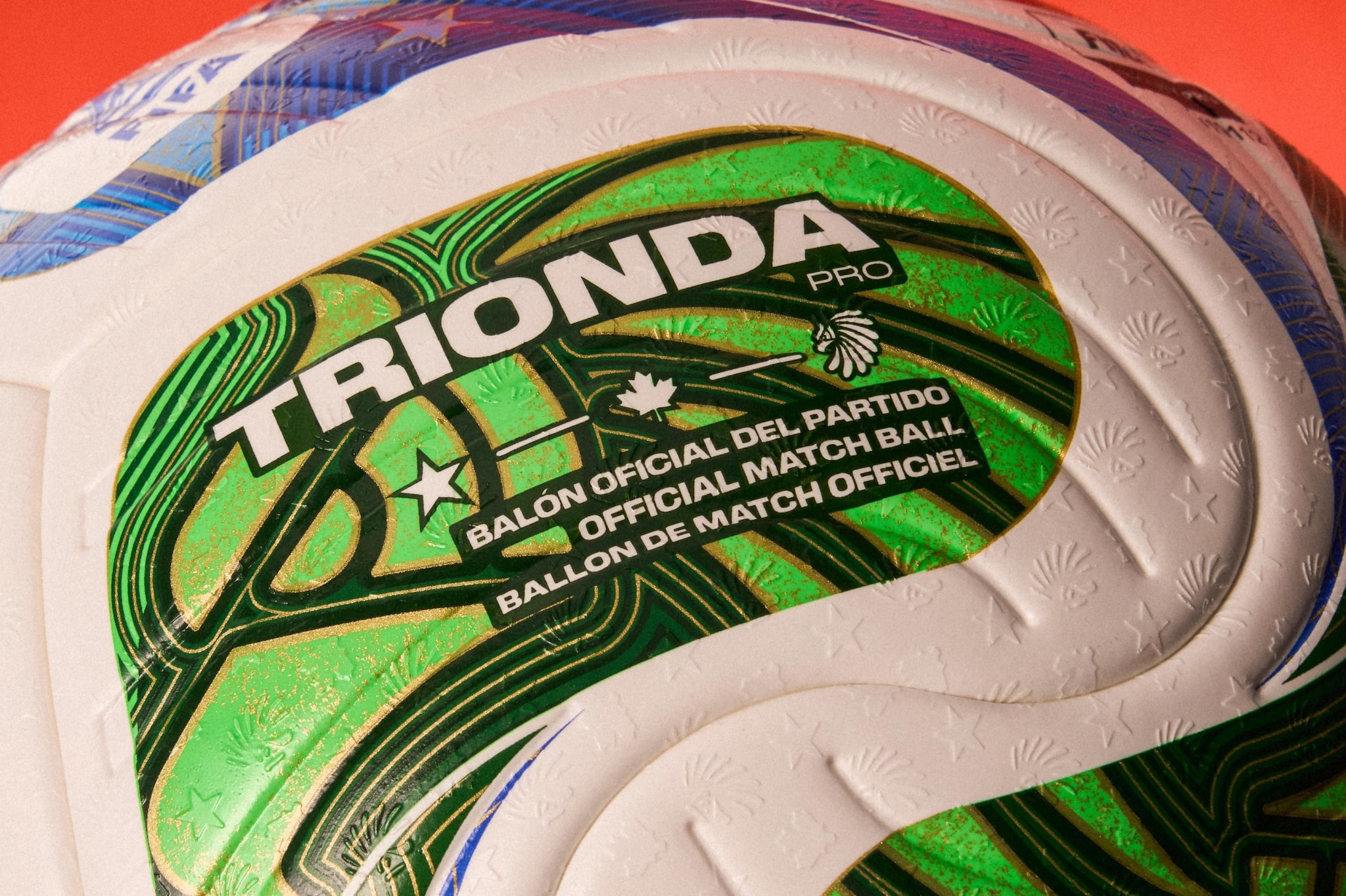 Il pallone Trionda Adidas rappresenta nei colori i tre Paesi ospitanti: Stati Uniti, Messico e Canada