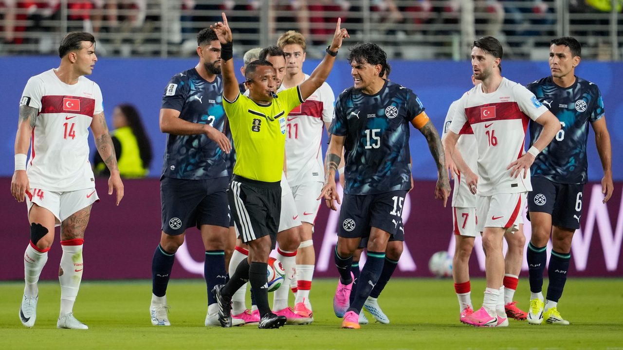 La Turchia vuole ripetere la partita contro il Paraguay ai Mondiali dopo il caso dell'orologio rubato