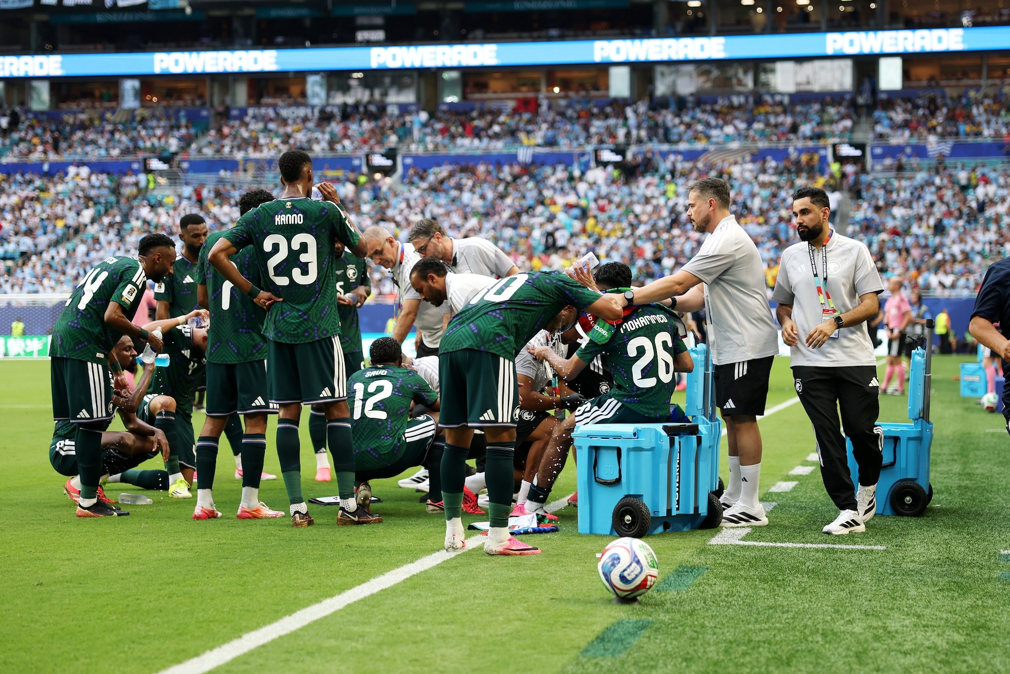 I giocatori dell’Arabia Saudita durante l’hydration break nel match pareggiato con l’Uruguay