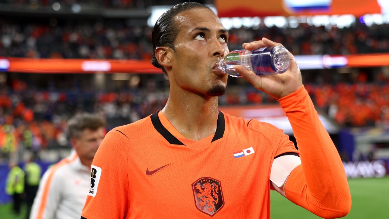 Van Dijk tố FIFA lợi dụng quãng nghỉ uống nước để bán quảng cáo 2 Van Dijk accende la polemica sul cooling break ai Mondiali: "Non mi piace quando si va in pubblicità"
