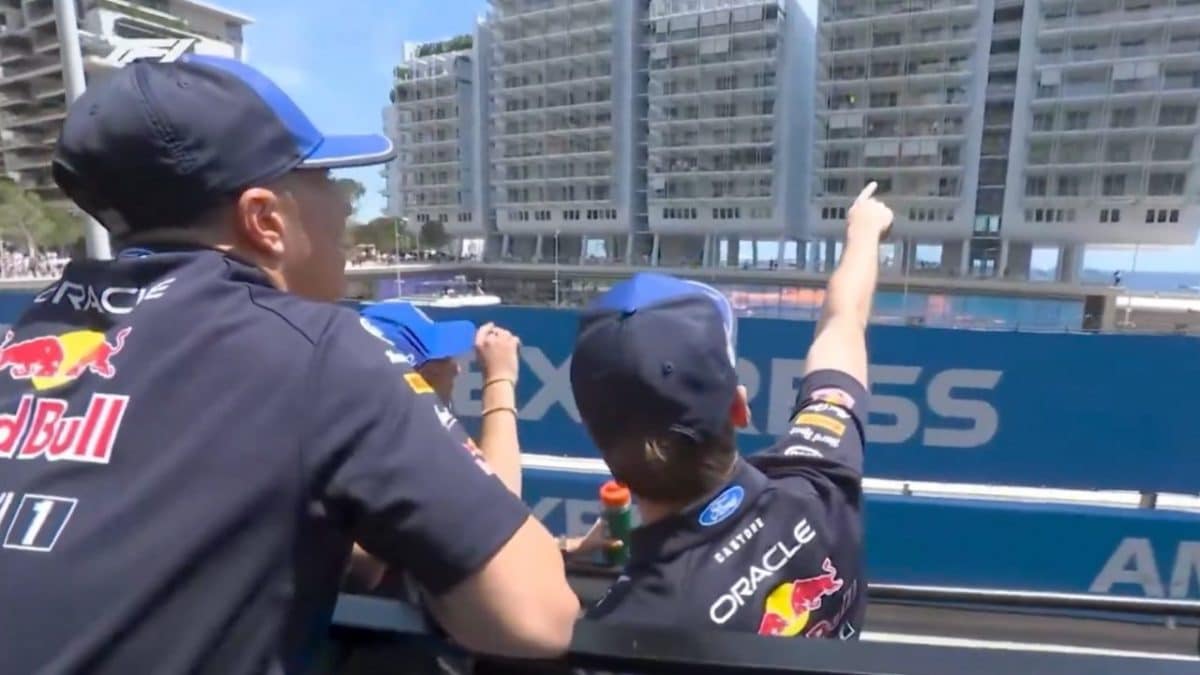 Verstappen indica a Perez e ad Antonelli la sua nuova abitazione a Monaco.