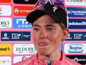 Il Giro Women finisce in lacrime per Longo Borghini e Voller