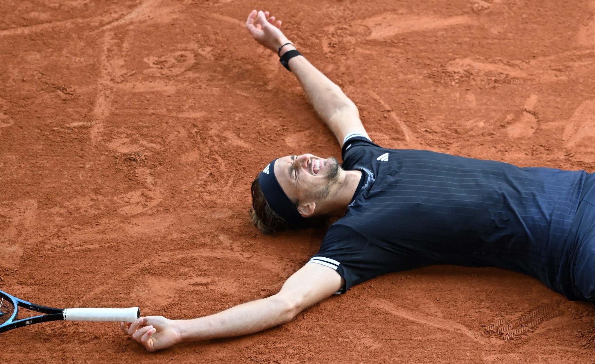 La felicità di Zverev dopo il punto della vittoria in finale a Parigi.