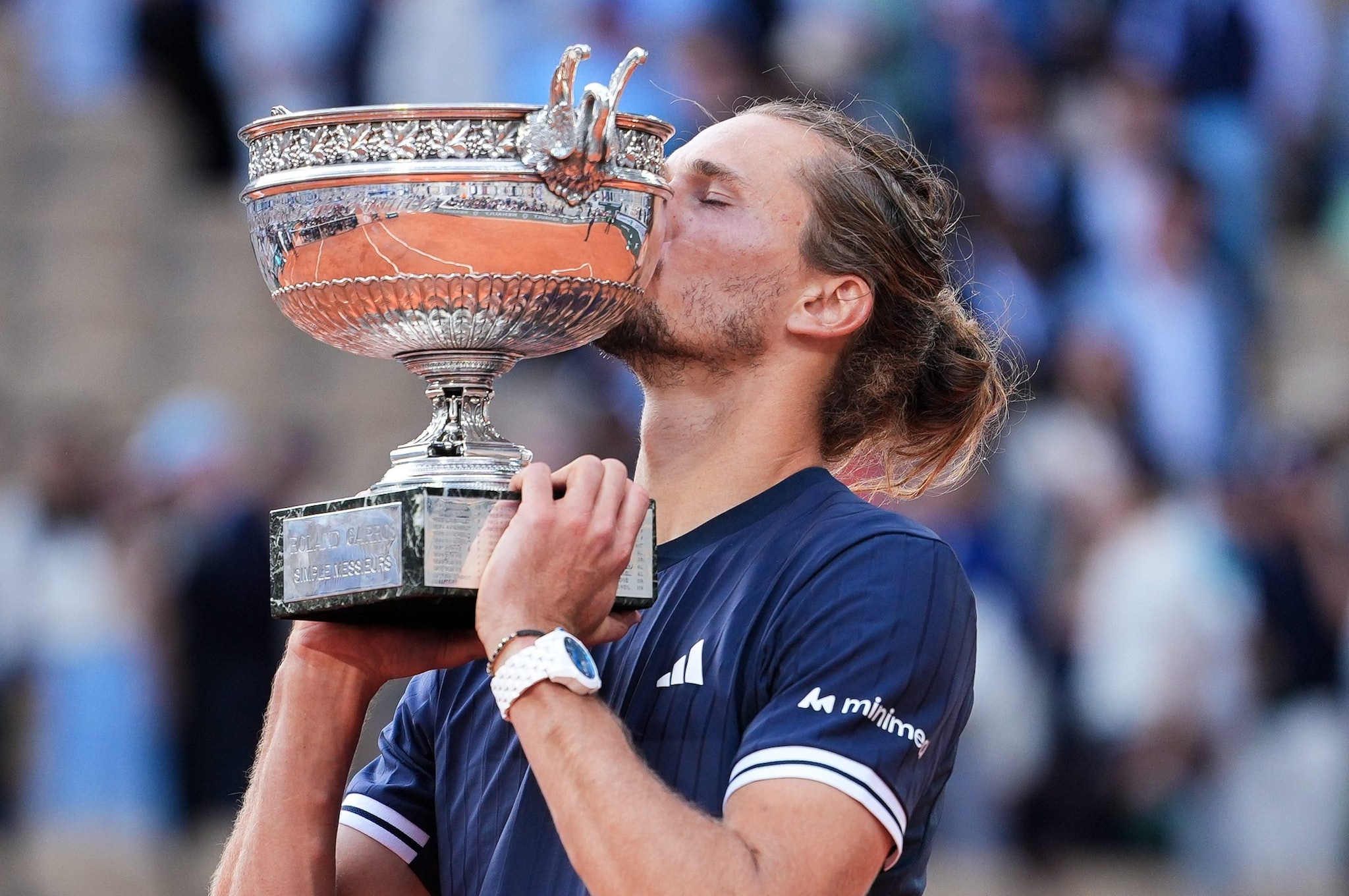 Zverev bacia il trofeo vinto a Parigi: è il primo Slam della carriera